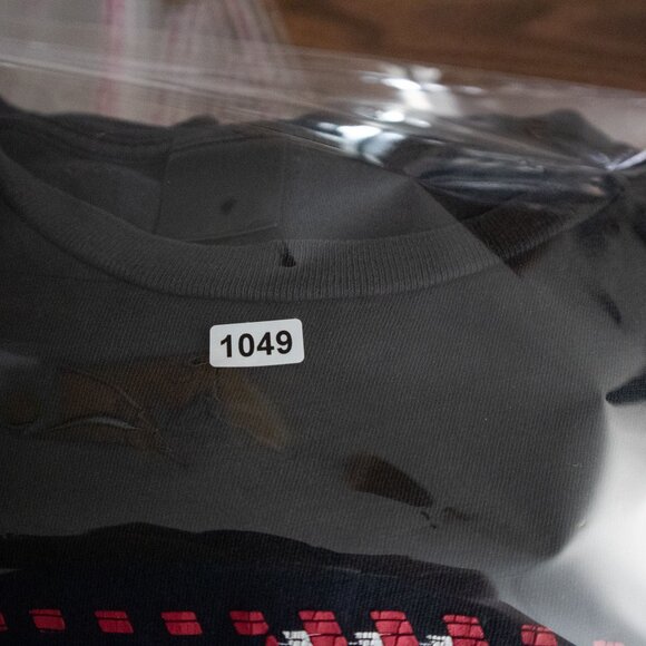 Oakley Distressed Logo Red Tee Mens - Picture 8 of 8